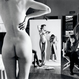 mostra_HELMUT_NEWTON_ROMA_Immagine-3-Autoritratto-con-la-moglie-e-le-modelle-Paris-1981