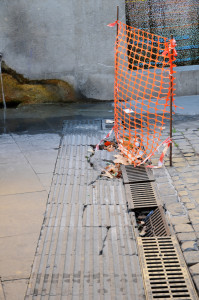 01 Roma Il naufragio di una speranza Pavimentazione sconnessa piazza san Cosimato DSC_2508